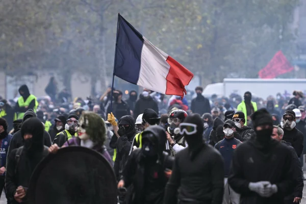 França anuncia fundo de apoio a 3 mil empresas afetadas por protestos - destaque galeria