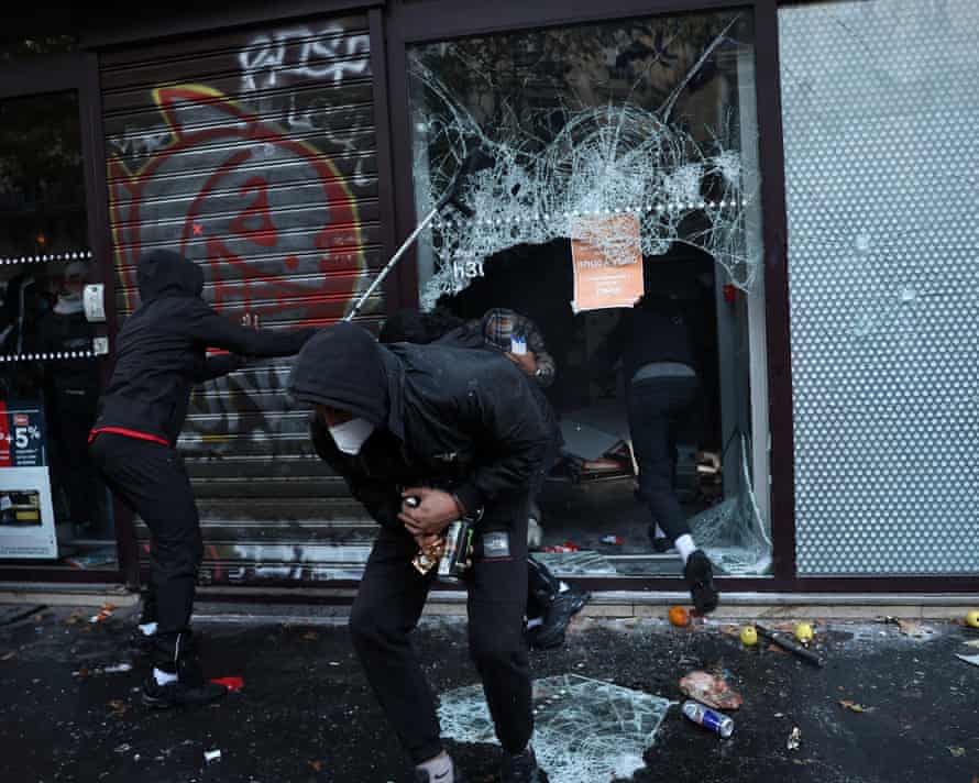 Advogados indignados e réus perplexos: as consequências do processamento acelerado dos casos de distúrbios na França