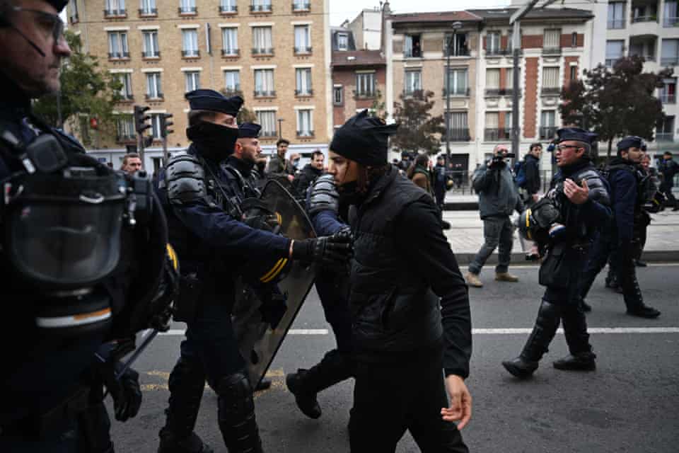 Grandes protestos em Paris e outras cidades francesas desafiando Macron – em fotos