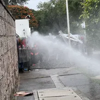 Chorros de agua a presión, gas y bombas aturdidoras contra protesta por agua limpia en Guadalajara