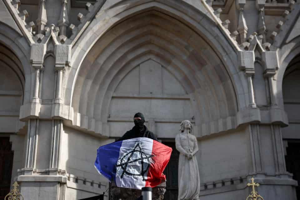 Grandes protestos em Paris e outras cidades francesas desafiando Macron – em fotos