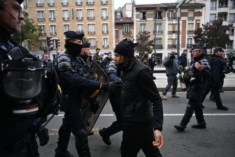 Grandes protestos em Paris e outras cidades francesas desafiando Macron – em fotos