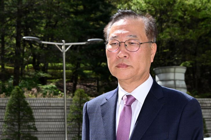 Former Justice Minister Park Sung-jae arrives at Seoul Central District Court in Seocho District, April 16. Joint Press Corps
